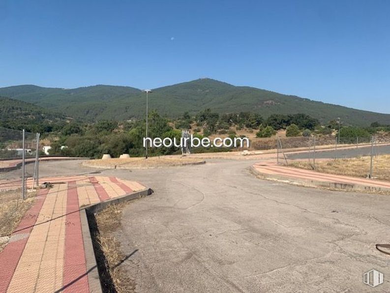 Land for sale at Calle Puente Pasil, El Tiemblo, Ávila, 05270 with sky, ecoregion, mountain, street light, asphalt, road surface, land lot, tree, thoroughfare and road around