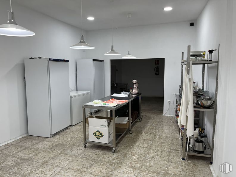 Retail for rent at Zona Centro, San Sebastián de los Reyes, Madrid, 28700 with refrigerator, light fixture, lighting, desk, flooring, floor, furniture, interior design, ceiling and shelving around