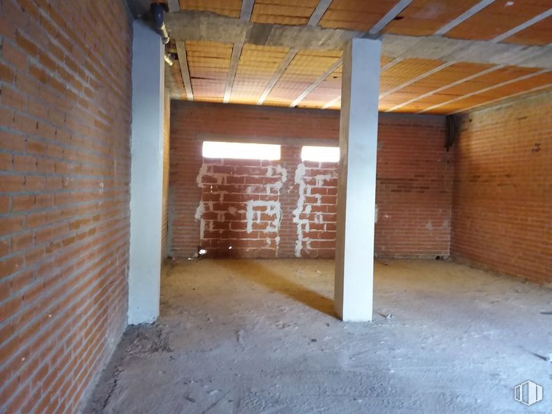 Local en alquiler y venta en Paseo Descubrimiento, 6, San Martín de la Vega, Madrid, 28330 con madera, piso, suelo, pasillo, ladrillo, albañilería, sombra, viga, material de construcción y techo alrededor