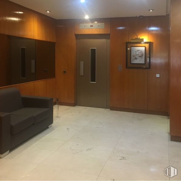 Oficina en alquiler en Calle Orense, Tetuán, Madrid, 28020 con sofá, marco, armario, madera, piso, diseño de interiores, suelo, mediante, bienes raíces, madera dura, tinte para madera y inicio por alrededor