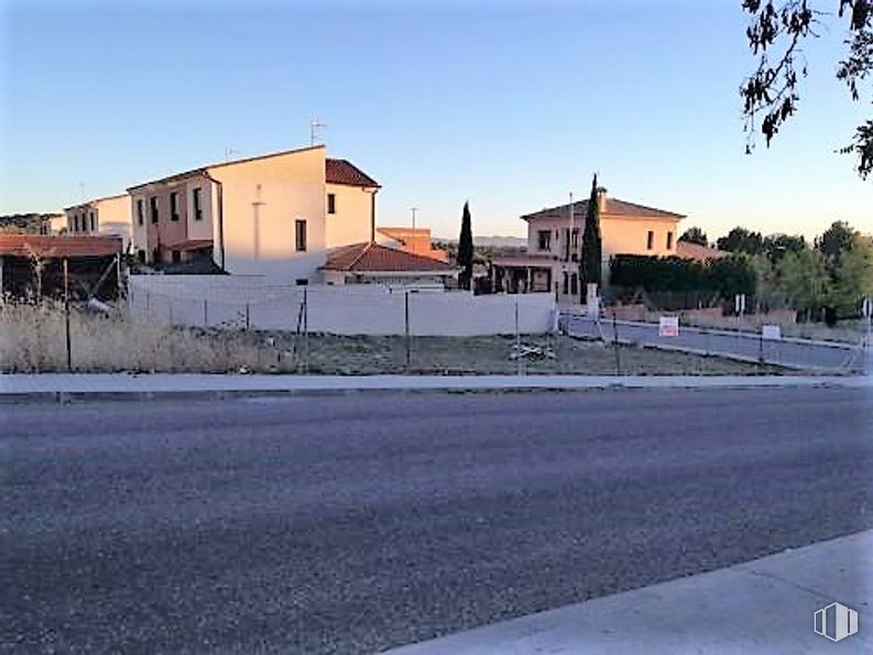 Land for sale at Calle Escultor Julio Gonzalez, 13, Bargas, Toledo, 45593 with house, sky, building, window, road surface, asphalt, land lot, plant, tree and residential area around