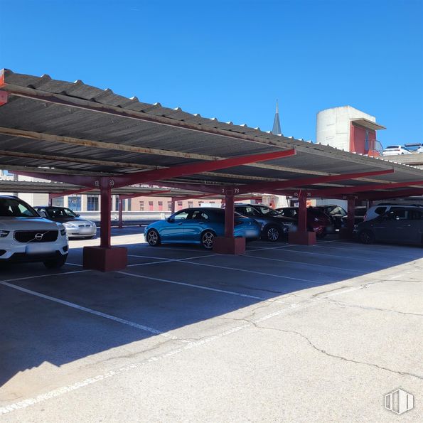 Industrial for sale at Calle María Tubau, Fuencarral - El Pardo, Madrid, 28050 with car, automotive lighting, automotive exterior, automotive parking light, automotive tire, automotive tail & brake light, family car, luxury vehicle, automotive wheel system and parking around