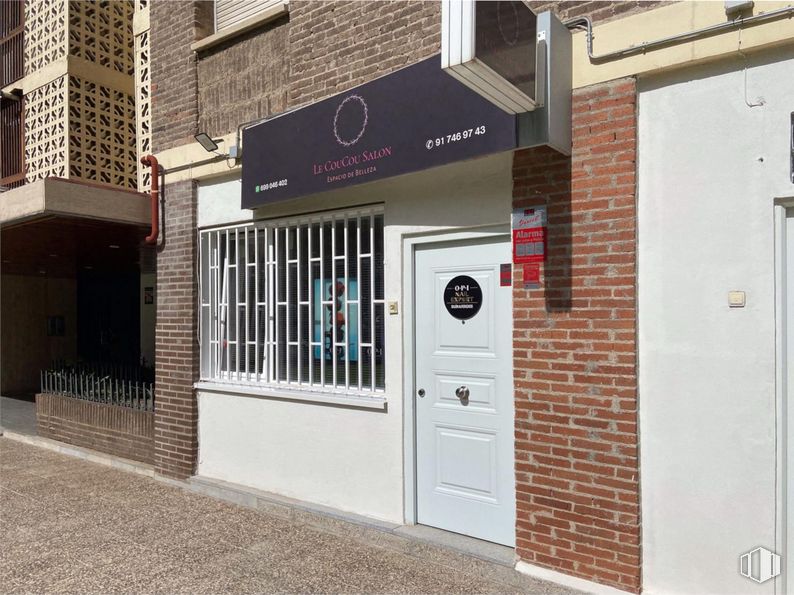 Local en alquiler en Calle Ginzo de Limia, 62, Fuencarral - El Pardo, Madrid, 28034 con puerta, ventana, accesorio, ladrillo, pared, albañilería, fachada, madera, fuente y carretera alrededor