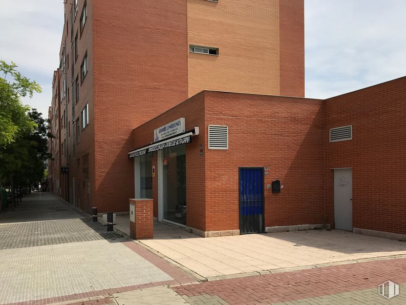 Retail for sale at Paseo Convivencia, 3, Torrejón de Ardoz, Madrid, 28850 with door, building, sky, window, road surface, brickwork, brick, wood, asphalt and neighbourhood around