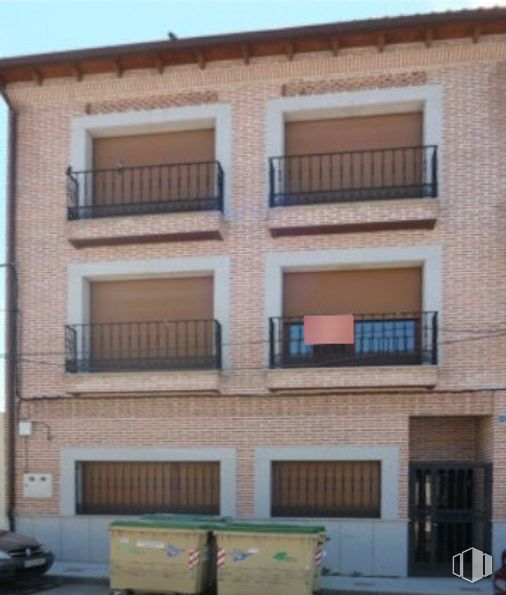 Office for sale at Calle Teniente Eloy Muro, El Casar de Escalona, Toledo, 45542 with window, waste container, car, door, building, wood, urban design, neighbourhood, sky and condominium around