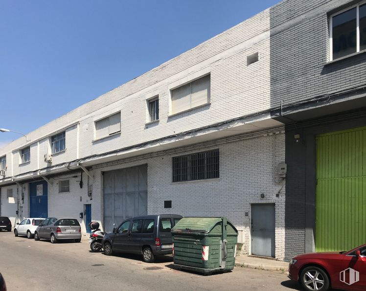 Nave en venta en Calle Impresores, Getafe, Madrid, 28906 con ventana, coche, neumático, contenedor de basura, luz de estacionamiento automotriz, rueda, vehículo terrestre, cielo, vehículo y propiedad alrededor