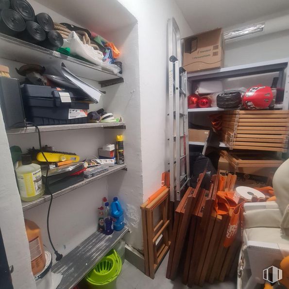 Local en venta en Barrio Palacio, Centro, Madrid, 28005 con productos envasados, zapato, equipaje y bolsos, propiedad, estantería, estante, interiorismo, edificio, diseño automovilístico y máquina alrededor