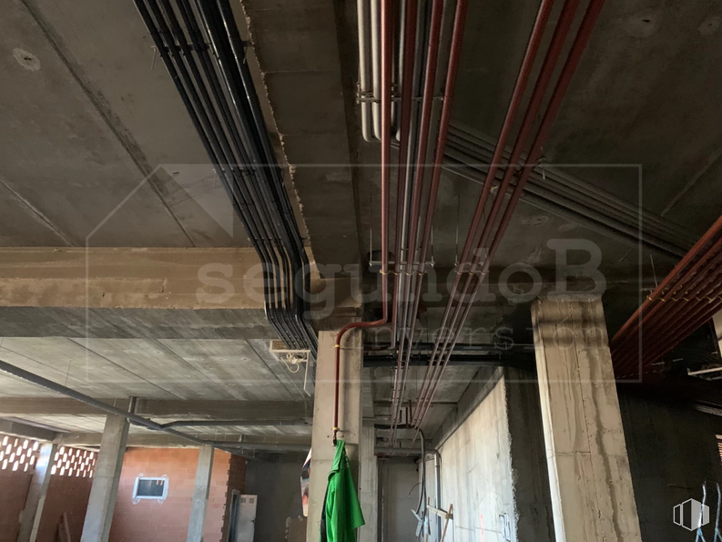 Retail for sale at Calle Ventanilla, 8, Colmenarejo, Madrid, 28270 with wood, beam, building material, city, ceiling, electricity, metal, composite material, symmetry and concrete around