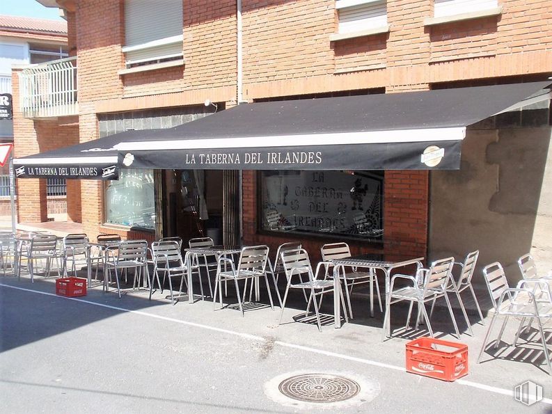 Retail for sale at Barrio San Lorenzo, Segovia, 40003 with chair, window, building, table, outdoor table, shade, awning, road surface, real estate and facade around