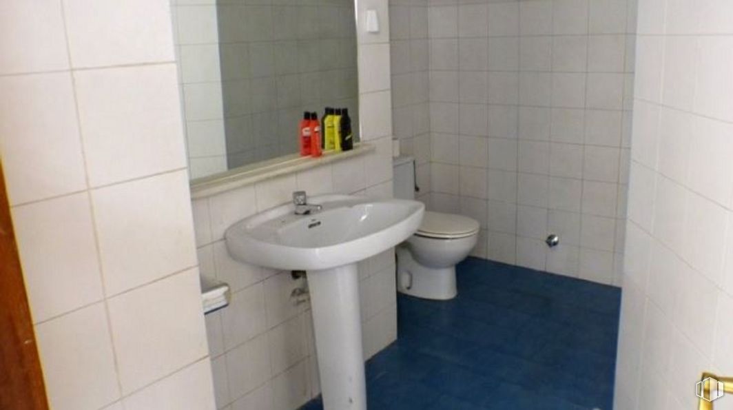 Retail for rent at Zona Centro, Cuenca, 16002 with sink, toilet, tap, bathroom sink, plumbing fixture, bathroom, purple, fluid, floor and flooring around