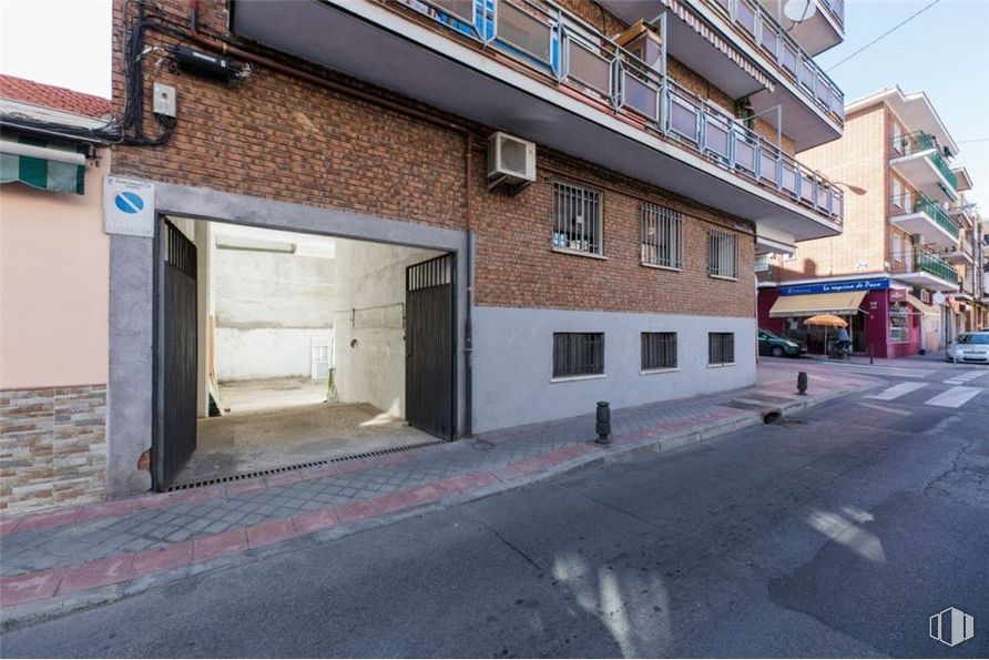 Retail for sale at Calle Radio, 32, Carabanchel, Madrid, 28019 with building, window, road surface, asphalt, sky, urban design, residential area, facade, sidewalk and city around