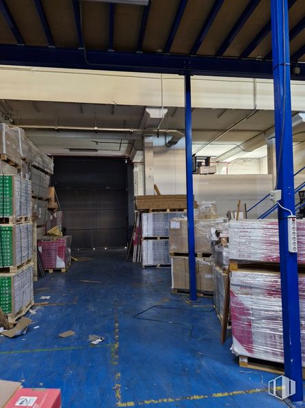 Industrial for sale at Calle San Erasmo, 42, Villaverde, Madrid, 28021 with wood, flooring, floor, gas, publication, building, shelving, concrete, beam and engineering around