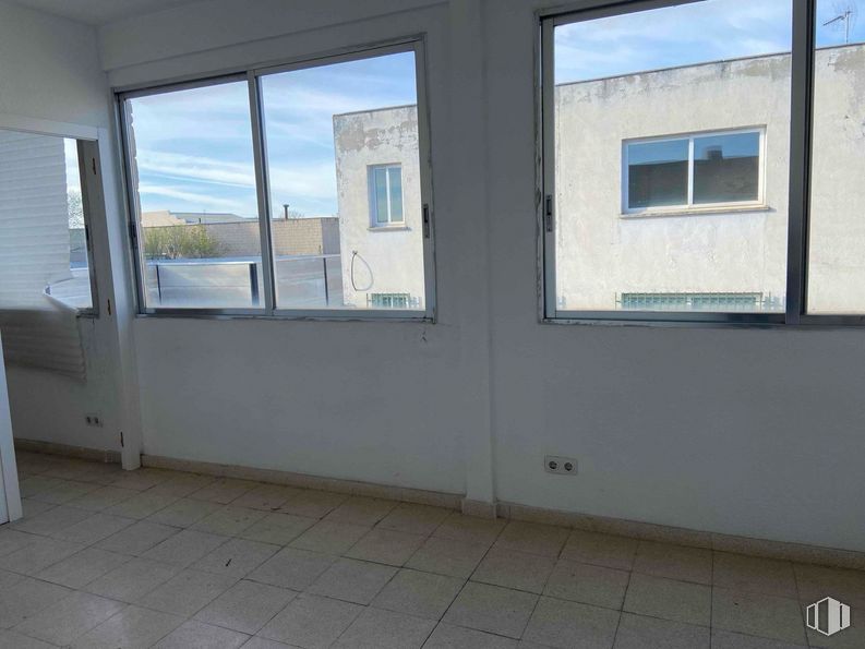 Nave en venta en Zona industrial, San Sebastián de los Reyes, Madrid, 28700 con ventana, accesorio, sombra, cielo, edificio, suelos, vidrio, fachada, tintes y matices y techo alrededor