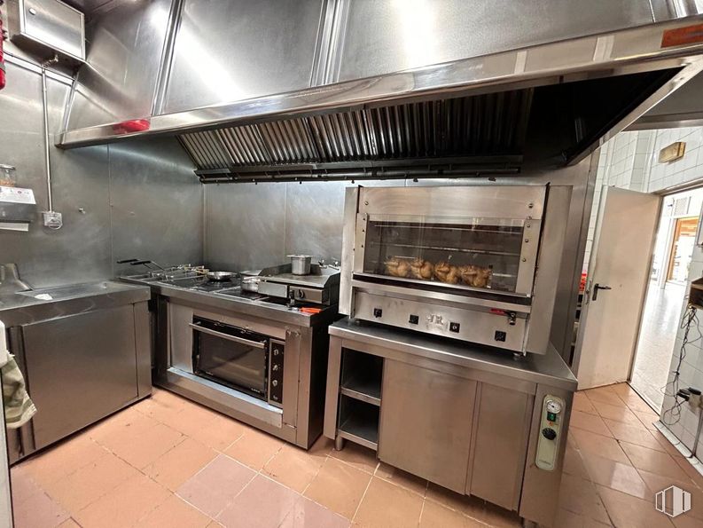 Local en venta en Zona Hortaleza, Hortaleza, Madrid, 28033 con aparato de cocina, horno, ebanistería, electrodoméstico, encimera, cocina, cocina, estufa, madera y horno microondas alrededor