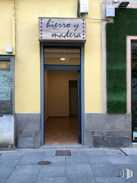 Retail for sale & for rent at Calle Enrique Larreta, 1, Ávila, 05001 with fixture, road surface, facade, building, font, gas, city, tints and shades, road and door around