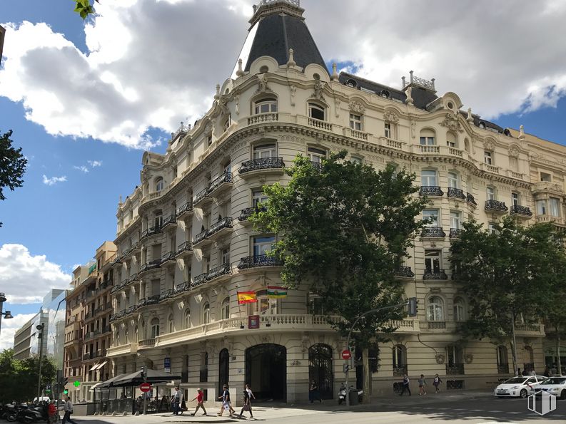 Local en alquiler en Calle Serrano, 25, Salamanca, Madrid, 28001 con edificio, nube, cielo, árbol, planta, viaje, vía pública, zona residencial, diseño urbano y fachada alrededor