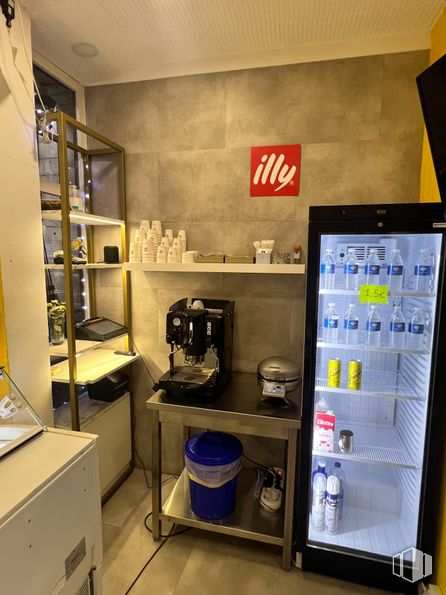 Retail for rent at Calle Toledo, Centro, Madrid, 28005 with coffeemaker, refrigerator, expresso machine, shelving, shelf, kitchen appliance, espresso machine, small appliance, bottle and home appliance around