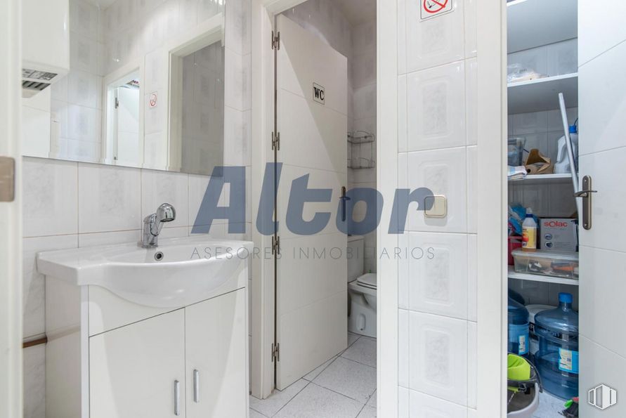 Local en venta en Avenida Pablo Iglesias, Moncloa - Aravaca, Madrid, 28039 con mueble de baño, ebanistería, fregadero, espejo, grifo, accesorios de fontanería, propiedad, edificio, lavabo y casa alrededor