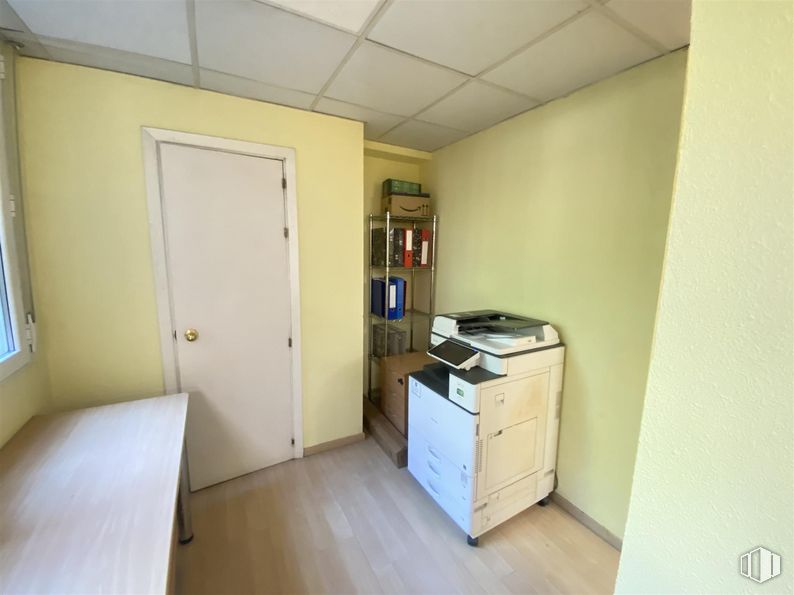 Office for sale & for rent at Calle Pez Volador, Retiro, Madrid, 28007 with door, cabinetry, building, wood, drawer, house, flooring, floor, window and hardwood around