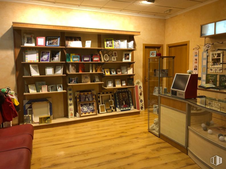 Retail for sale & for rent at Calle Alfares, 39, La Puebla de Montalbán, Toledo, 45516 with bookcase, property, shelf, wood, building, shelving, interior design, flooring, publication and floor around