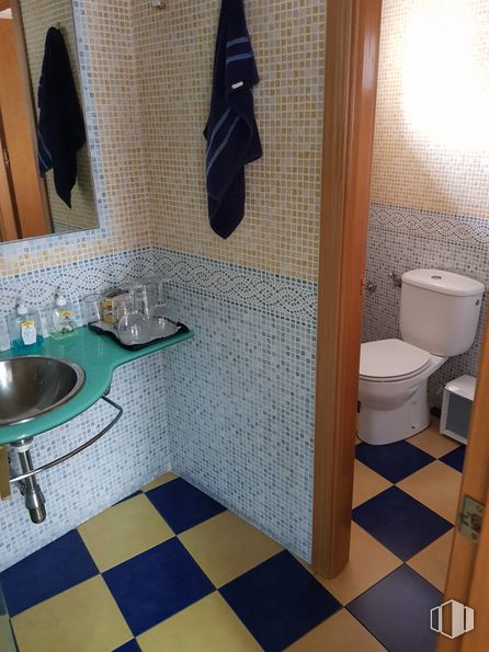 Nave en venta en Calle Miguel Servet, Fuenlabrada, Madrid, 28946 con inodoro, fregadero, propiedad, accesorios de fontanería, espejo, morado, lavabo, cuarto de baño, azul y edificio alrededor