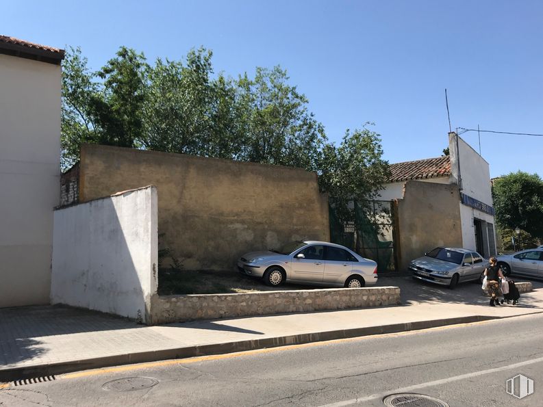 Suelo en venta en Ronda del Mediodía, 18, Chinchón, Madrid, 28370 con coche, neumático, rueda, cielo, edificio, superficie de carretera, árbol, planta, vehículo y asfalto alrededor