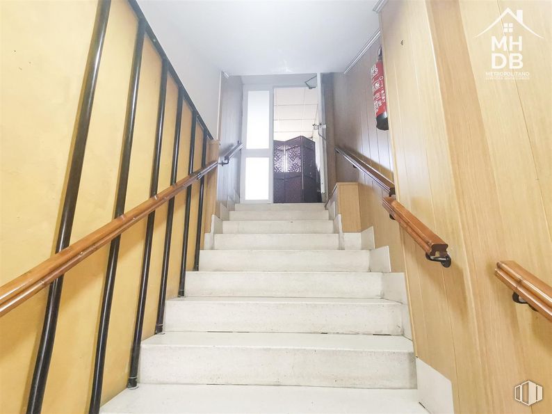 Local en venta en Zona Rosas, San Blas - Canillejas, Madrid, 28022 con propiedad, escaleras, accesorio, madera, arquitectura, puerta, suelo, suelos, pintura y edificio alrededor