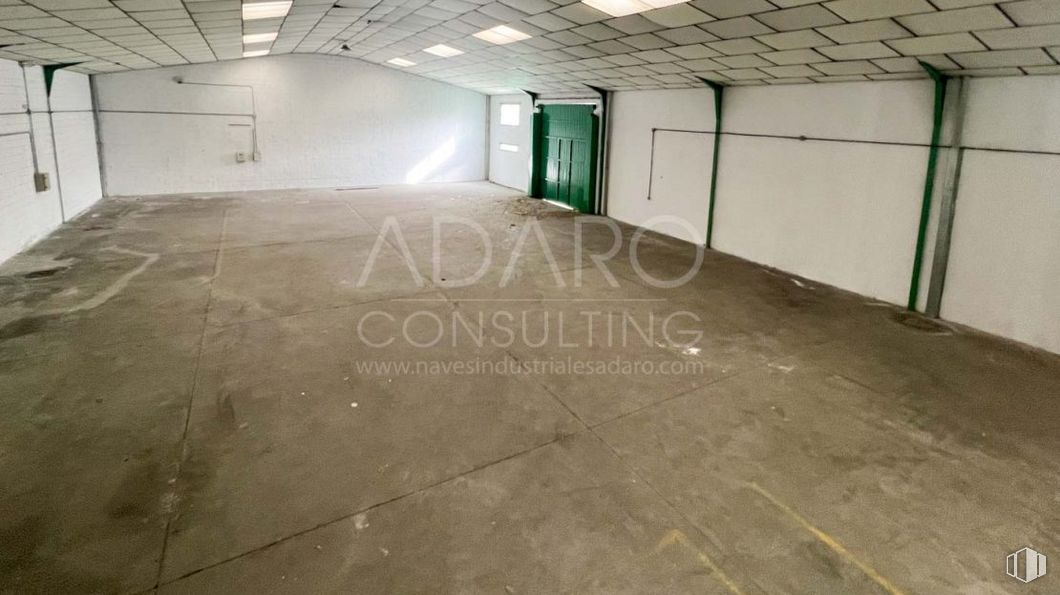 Nave en venta en Calle Soria, Ajalvir, Madrid, 28864 con puerta, madera, suelos, suelo, pared, accesorio, hall, material de construcción, techo y hormigón alrededor