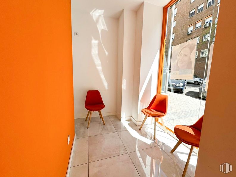 Local en venta en Calle Aviador Zorita, Tetuán, Madrid, 28020 con silla, mueble, madera, naranja, arquitectura, interiorismo, suelo, suelos, pared y edificio alrededor