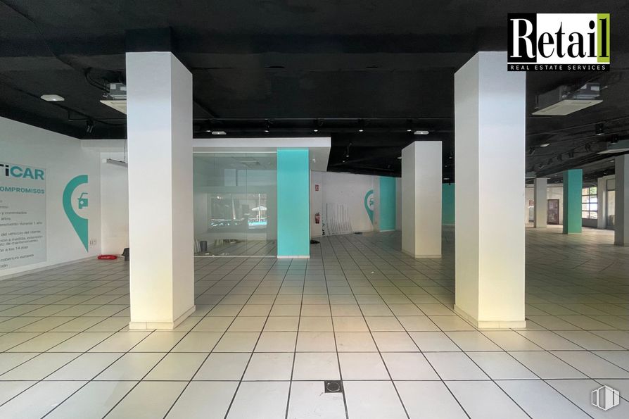 Retail for sale & for rent at Paseo Santa María de la Cabeza, Arganzuela, Madrid, 28026 with composite material, transparency, graphics, tile, graphic design and cleanliness around