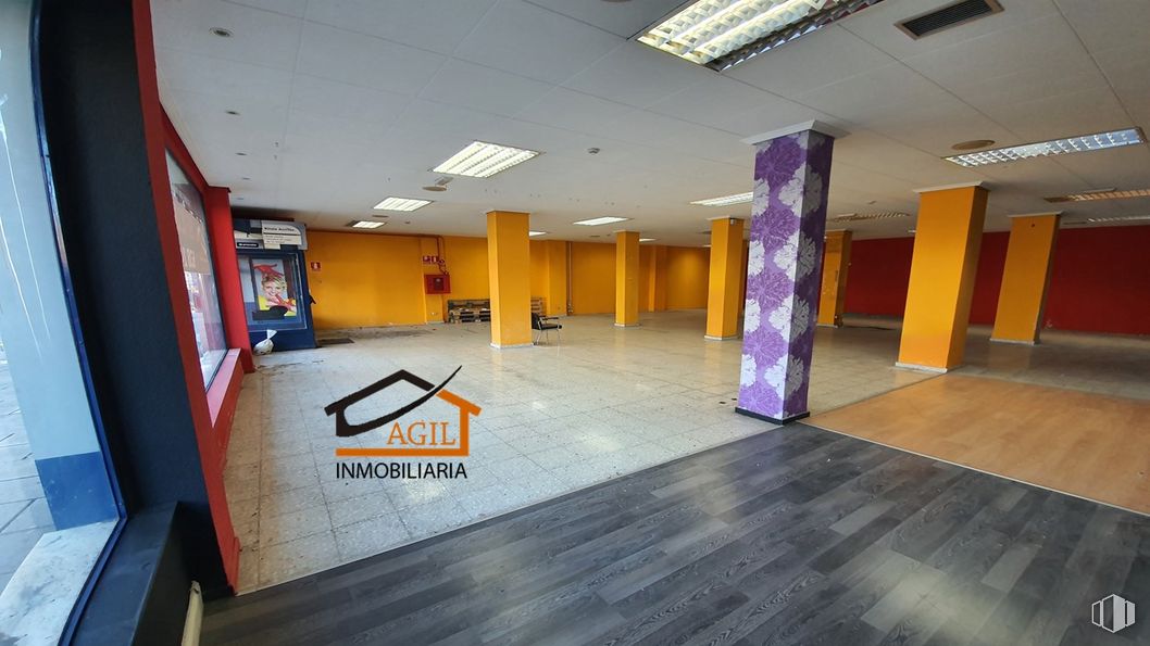 Retail for rent at Avenida Juan Carlos I, Leganés, Madrid, 28912 with interior design, floor, hall, fixture, flooring, building, wall, wood, ceiling and tile flooring around