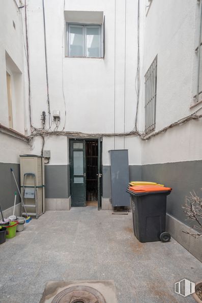 Local en alquiler en Calle Monte Esquinza, Chamberí, Madrid, 28010 con ventana, contenedor de basura, puerta, edificio, propiedad, madera, arquitectura, interiorismo, superficie de la carretera y suelos alrededor