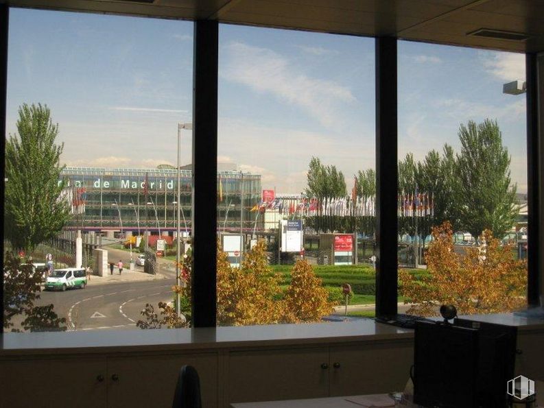 Oficina en alquiler en Avenida Partenón, Barajas, Madrid, 28042 con cielo, planta, propiedad, nube, ventana, accesorio, edificio, sombra, interiorismo y árbol alrededor