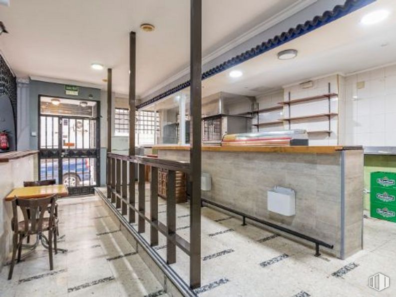 Local en alquiler y venta en Calle Ezequiel Solana, 111, Ciudad Lineal, Madrid, 28017 con mesa, mueble, estante, estantería, interiorismo, estantería, arquitectura, madera, suelo y suelos alrededor