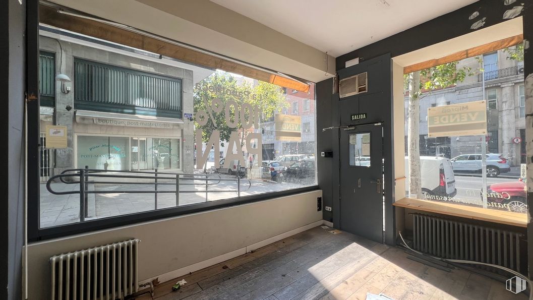 Retail for sale at Calle Cea Bermúdez, 10, Chamberí, Madrid, 28003 with door, car, window, property, building, fixture, plant, interior design, architecture and houseplant around