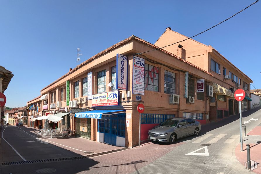 Local en alquiler y venta en Calle Paloma, Algete, Madrid, 28110 con coche, edificio, cielo, ventana, barrio, superficie de la carretera, ciudad, carretera, diseño urbano y vehículo alrededor