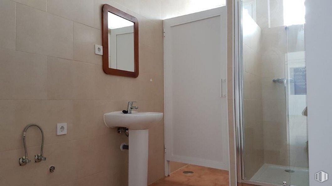 Industrial for rent at Carretera Loeches, Torrejón de Ardoz, Madrid, 28850 with mirror, sink, tap, plumbing fixture, property, bathroom, bathroom sink, fixture, interior design and wood around