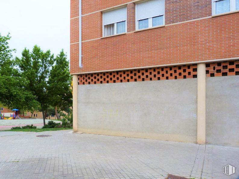 Local en alquiler en Sector Plaza de Toros, Segovia, 40006 con ventana, superficie de la carretera, sombra, edificio, accesorio, asfalto, planta, árbol, cielo y ladrillo alrededor