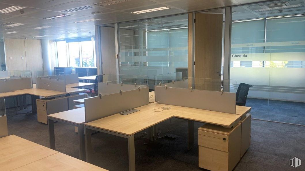 Oficina en alquiler en Kudos Innovation Campus Las Mercedes, Calle Campezo, 1, San Blas - Canillejas, Madrid, 28022 con escritorio, ventana, mesa, mueble, edificio, accesorio, madera, interiorismo, suelos y suelo alrededor