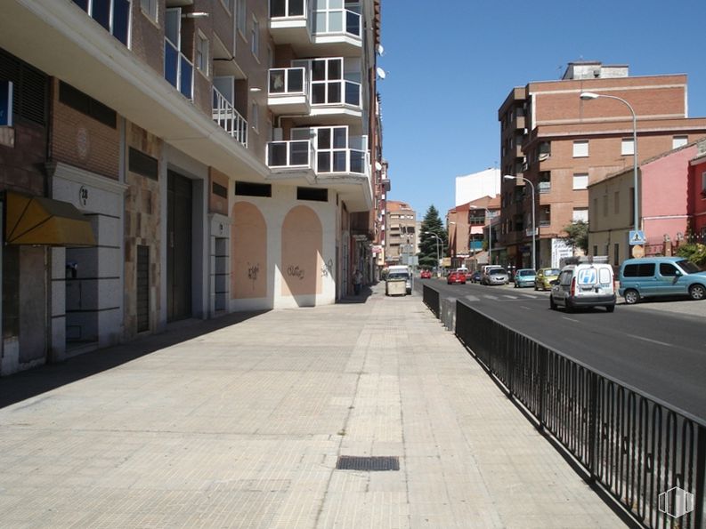 Retail for sale at Calle Calera, 26, Talavera de la Reina, Toledo, 45600 with building, van, car, window, sky, wheel, road surface, fence, tire and vehicle around