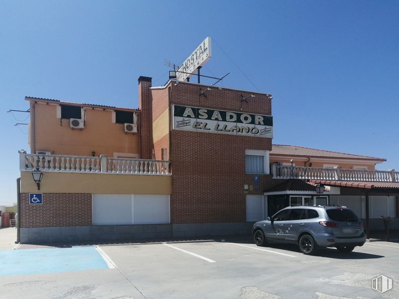 Retail for sale at Labajos, Labajos, Segovia, 40146 with car, building, automotive parking light, tire, wheel, sky, property, vehicle, window and asphalt around