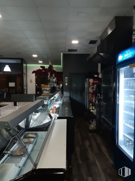 Retail for rent at Avenida Fuenlabrada, Leganés, Madrid, 28912 with packaged goods, furniture, home appliance, building, automotive design, floor, flooring, gas, luxury vehicle and room around