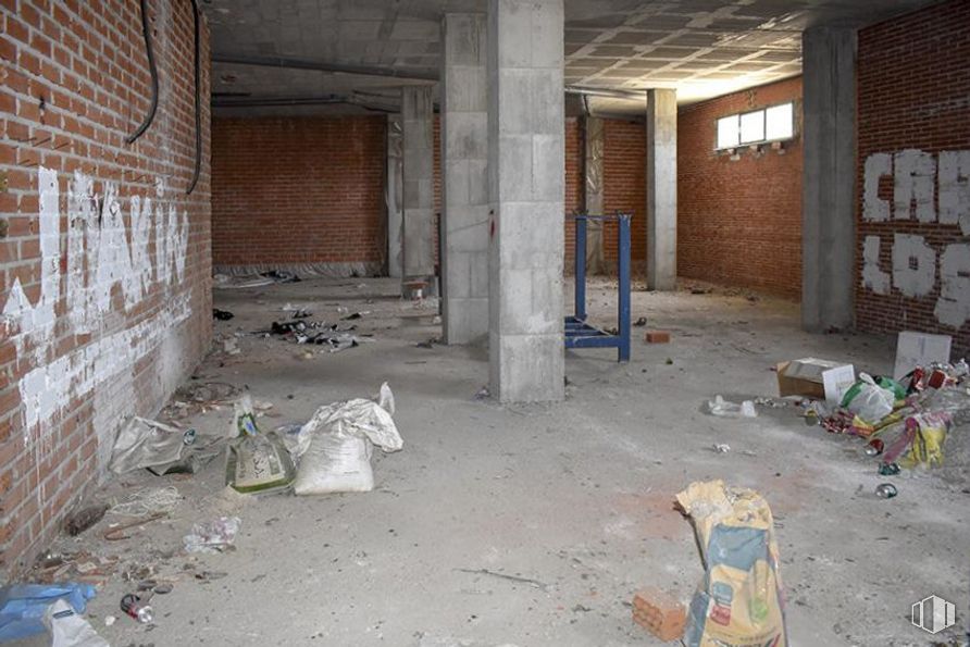 Retail for sale at Calle Vereda de las Mozas, Ávila, 05003 with packaged goods, luggage & bags, property, wood, brickwork, floor, brick, building, wall and building material around