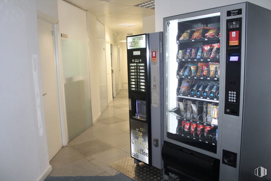 Oficina en alquiler en Avenida del Llano Castellano, 13, Fuencarral - El Pardo, Madrid, 28034 con enfriador de vino, máquina expendedora, refrigerador, electrodoméstico, gafas, aparato de cocina, aparato principal, edificio, refresco y gas alrededor