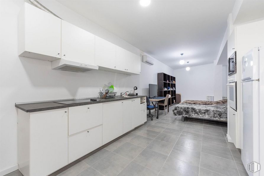 Local en venta en Calle Vereda del Carmen, 21, Ciudad Lineal, Madrid, 28017 con refrigerador, ebanistería, mesa de cocina y comedor, encimera, alacena, edificio, grifo, cocina, electrodoméstico y gris alrededor