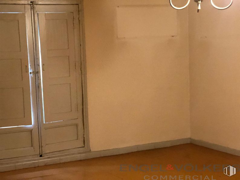 Retail for sale at Zona centro, Segovia, 40001 with door, property, fixture, wood, flooring, floor, material property, ceiling, home door and glass around