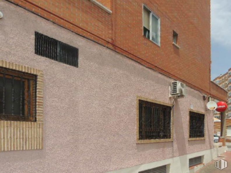 Retail for sale at Calle Felipe Solano Antelo, 16, Guadalajara, 19002 with window, wood, fixture, brick, brickwork, sky, shade, facade, building and building material around