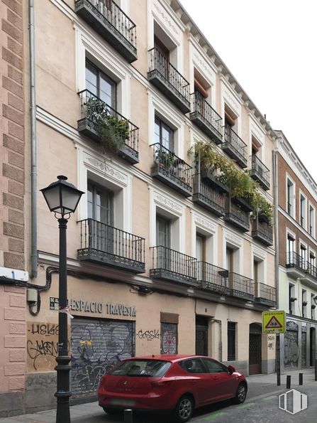 Local en alquiler en Travesía San Mateo, 8, Centro, Madrid, 28004 con coche, edificio, ventana, luz de la calle, rueda, neumático, vehículo terrestre, vehículo, infraestructura y planta alrededor