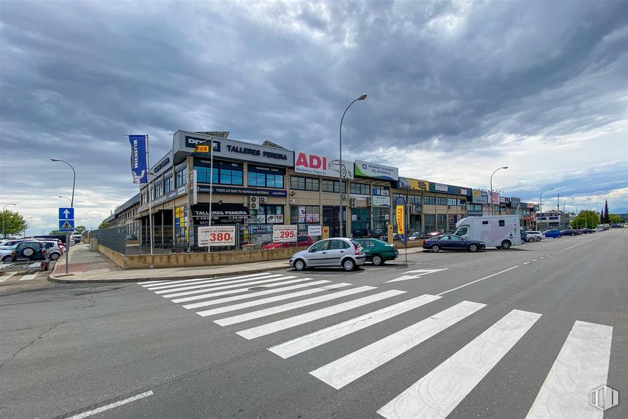 Nave en alquiler en Polígono Quitapesares, Villaviciosa de Odón, Madrid, 28670 con exterior del automóvil, luz de estacionamiento, coche, iluminación del automóvil, coche familiar, edificio comercial, aparcamiento, luz de la calle, coche grande y vehículo utilitario deportivo alrededor