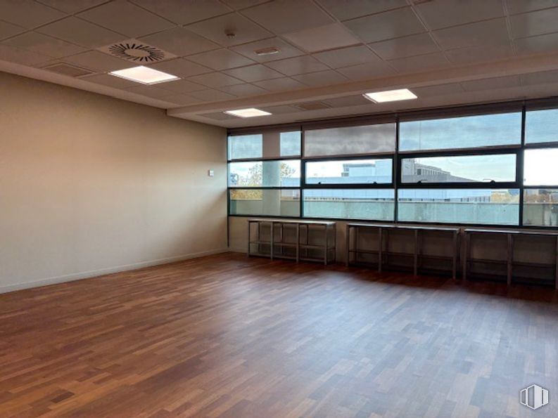 Office for rent at Parque Empresarial Las Rozas, Las Rozas de Madrid, Madrid, 28232 with window, flooring, floor, wood, ceiling, wood flooring, interior design, lighting, glass and hall around